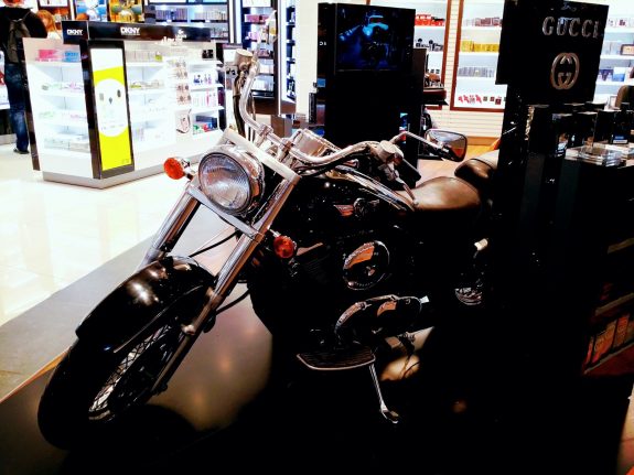 В аэропорту Дубая-мотоцикл