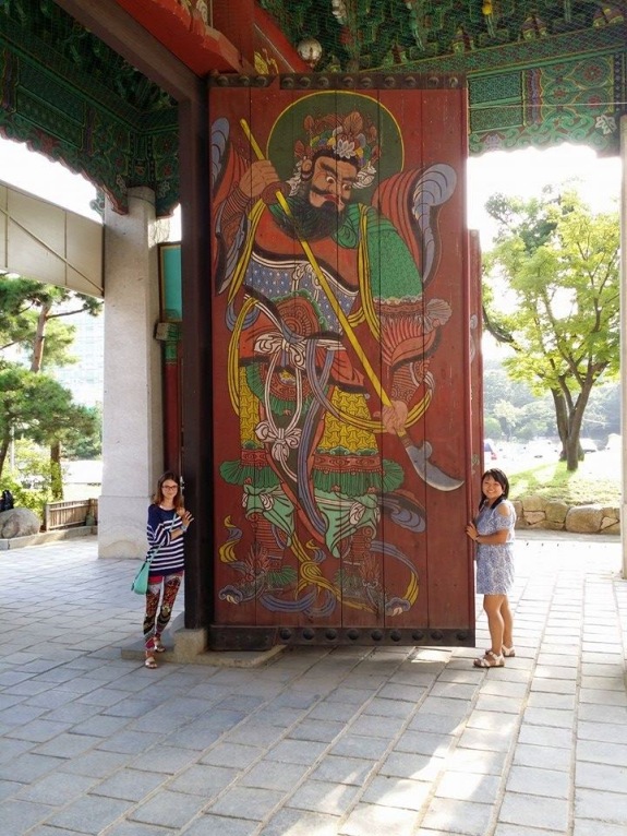 Двери у входа в храм