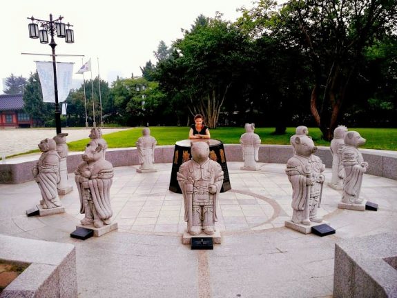 Статуи, олицетворяющие Восточный Гороскоп